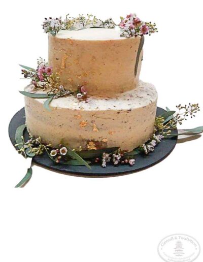 hochzeitstorte_buttercremetorte_blueten_blattgold