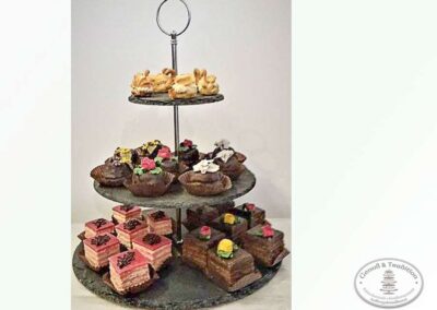 kleingebaeck_Petit-Fours---kleiner-Etagere