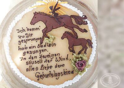 Geburtstagstorte_Marzipan_Schokoladenpferde_Schriftzug_Sahnekante