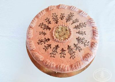 Torte+fruchtigerButtercreme-eingestrichen+-dekoriert